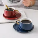 طقم فنجان قهوة وصحن أحمر وأخضر